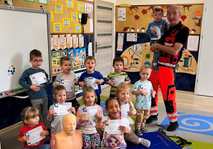 Dzieci z certyfikatami.