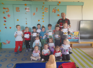 Zdjecie dzieci razem z Panem ratownikiem