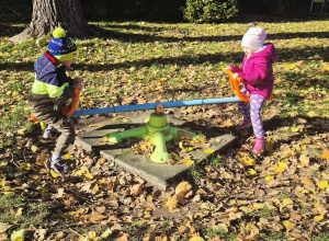 Dzieci huśtają się na huśtawce