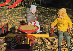 Chłopcy kręcą sie na karuzeli.