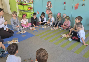 Dzieci grają w warzywne bingo.