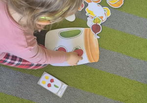 Dziewczynka przelicza warzywa.