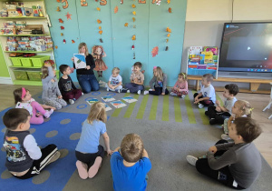 Dzieci odgadują nazwy ukrytych warzyw.