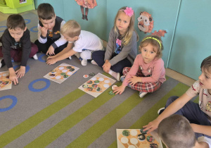 Dzieci grają w warzywne bingo.