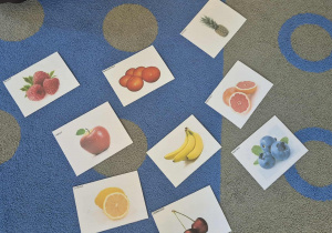 Zdjęcie ilustracji przedstawiających owoce.