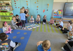 Dziewczynka losuje ilustrację warzywa.