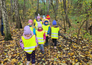 Dzieci idą przez park.