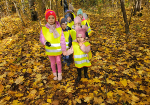 Dzieci idą przez park.