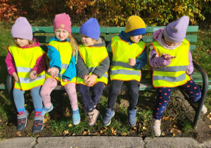 Dzieci siedzą na ławce w parku.