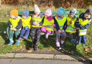 Dzieci siedzą na ławce w parku.