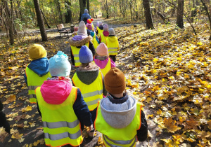 Dzieci idą przez park.