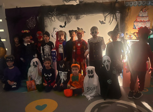 Dzieci pozują do zdjęć.