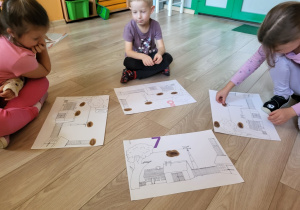 Dzieci układają na planszy.