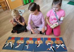 Dzieci ułożyły historyjkę obrazkową.