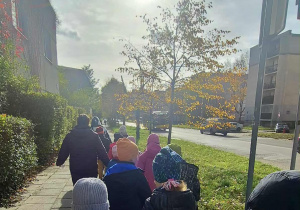 Dzieci idą na pocztę.