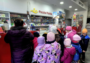 Dzieci zwiedzają pocztę.