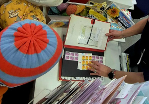 Dzieci oglądają znaczki pocztowe.