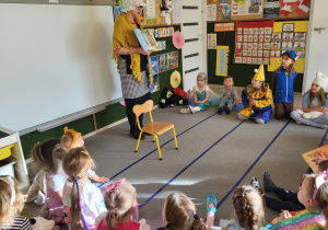 Pani, dzieci przebrane za postacie z bajek.