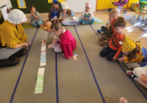 Dzieci układają napis z liter.