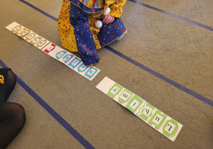 Ułożony napis: Lubimy bajki i baśnie.