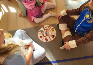 Dzieci ułożyły układankę do bajki "Trzy świnki".