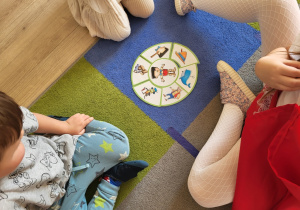 Dzieci ułożyły układankę do bajki "Pinokio".