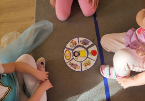 Dzieci ułożyły układankę do bajki "Królewna Śnieżka".