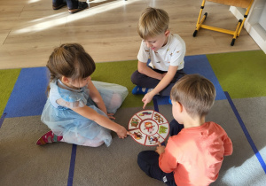 Dzieci ułożyły układankę do bajki "Czerwony Kapturek".