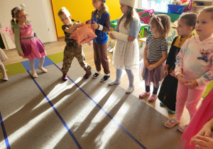 Dzieci podają sobie balon.