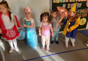 Dzieci podają sobie balon.