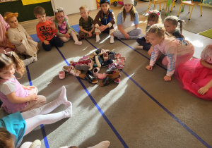 Dzieci ułożyły na środku swoje pantofle.