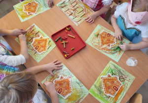 Dzieci rysują ilustrację do bajki "Jaś i Małgosia".