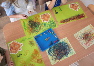 Dzieci rysują ilustrację do bajki "Jaś i Małgosia".