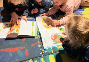 Dzieci oglądają książeczki.