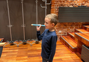 Chłopiec pokazuje zaczarowany ołówek.