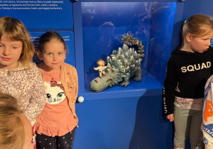 Dzieci pozują do zdjęcia.