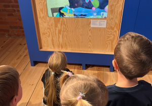 Dzieci oglądają bajeczkę.