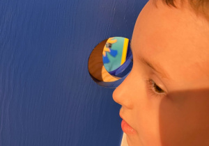 Chłopiec zagląda do fotoplastikonu.