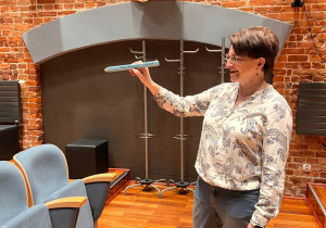 Nauczycielka pokazuje zaczarowany ołówek.