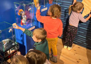 Dzieci zwiedzają muzeum.