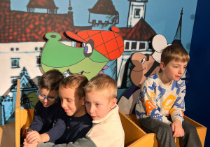 Dzieci siedzą w samochodzie.