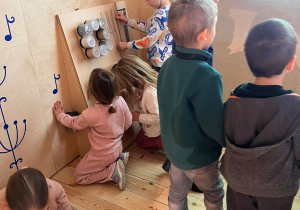 Dzieci zwiedzają muzeum.