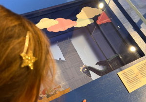 Dzieci oglądają eksponaty.