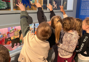 Dzieci oglądają eksponaty.