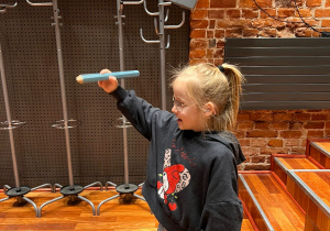 Dziewczynka pokazuje zaczarowany ołówek.