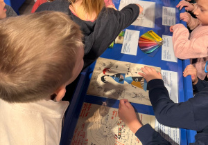 Dzieci oglądają eksponaty.