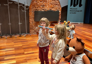 Dziewczynki trzymają zaczarowany ołówek.