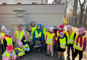 Dzieci pozują do zdjęcia przed muzeum.