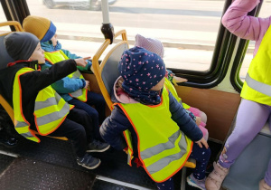 Dzieci jadą tramwajem.