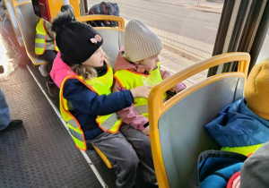 Dzieci jadą tramwajem.
